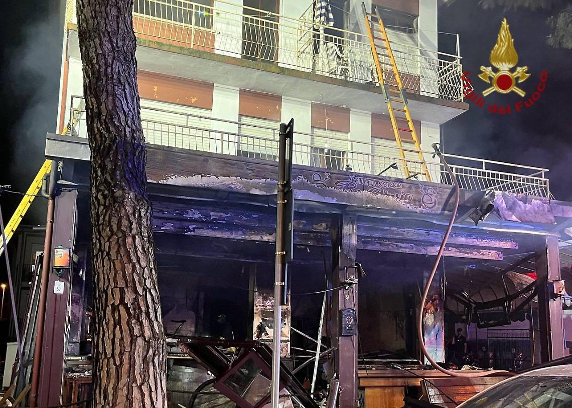 Jesolo, notte di paura in via Levantina: esplosioni e fiamme divorano l’enoteca "Bea Storia"