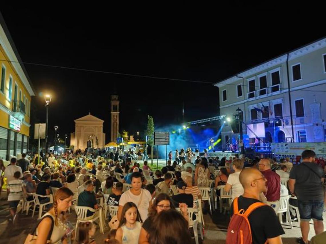 Bottrighe, il centro storico durante la scorsa edizione di E...state in piazza