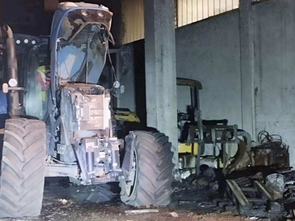 Foto del capannone dopo l'incendio