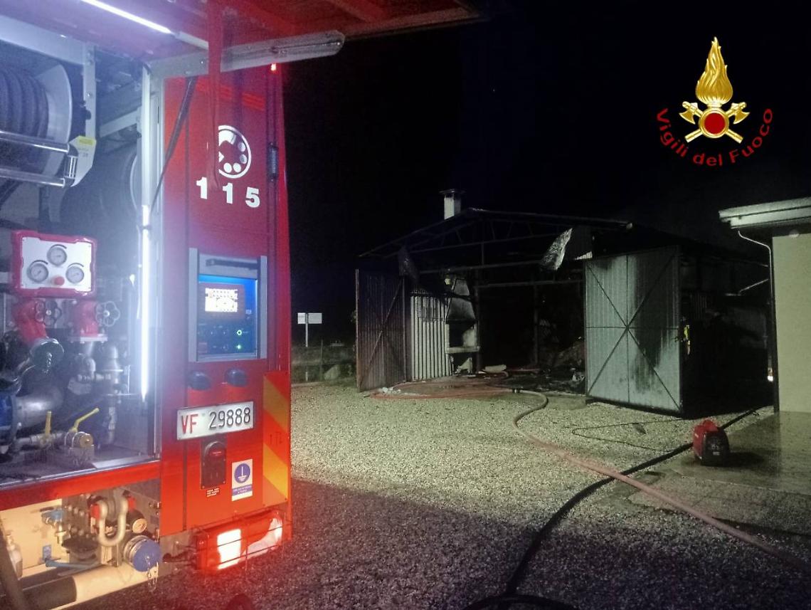 Paura a Susegana: incendio devasta ricovero attrezzi, esplode una bombola GPL