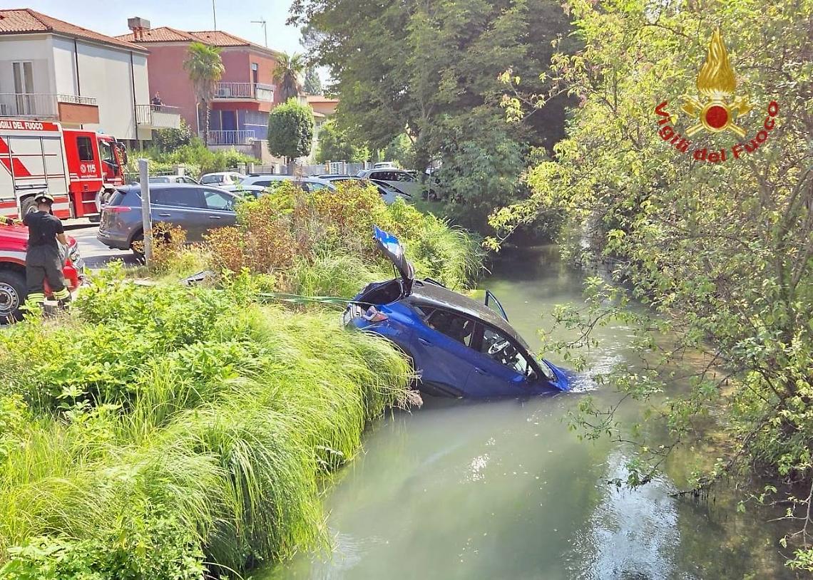Portogruaro, auto finisce in un fossato: 64enne soccorsa dai Vigili del fuoco
