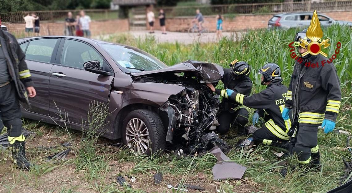 Grave incidente frontale a Montecchio Precalcino: intervento tempestivo dei Vigili del Fuoco e del 118