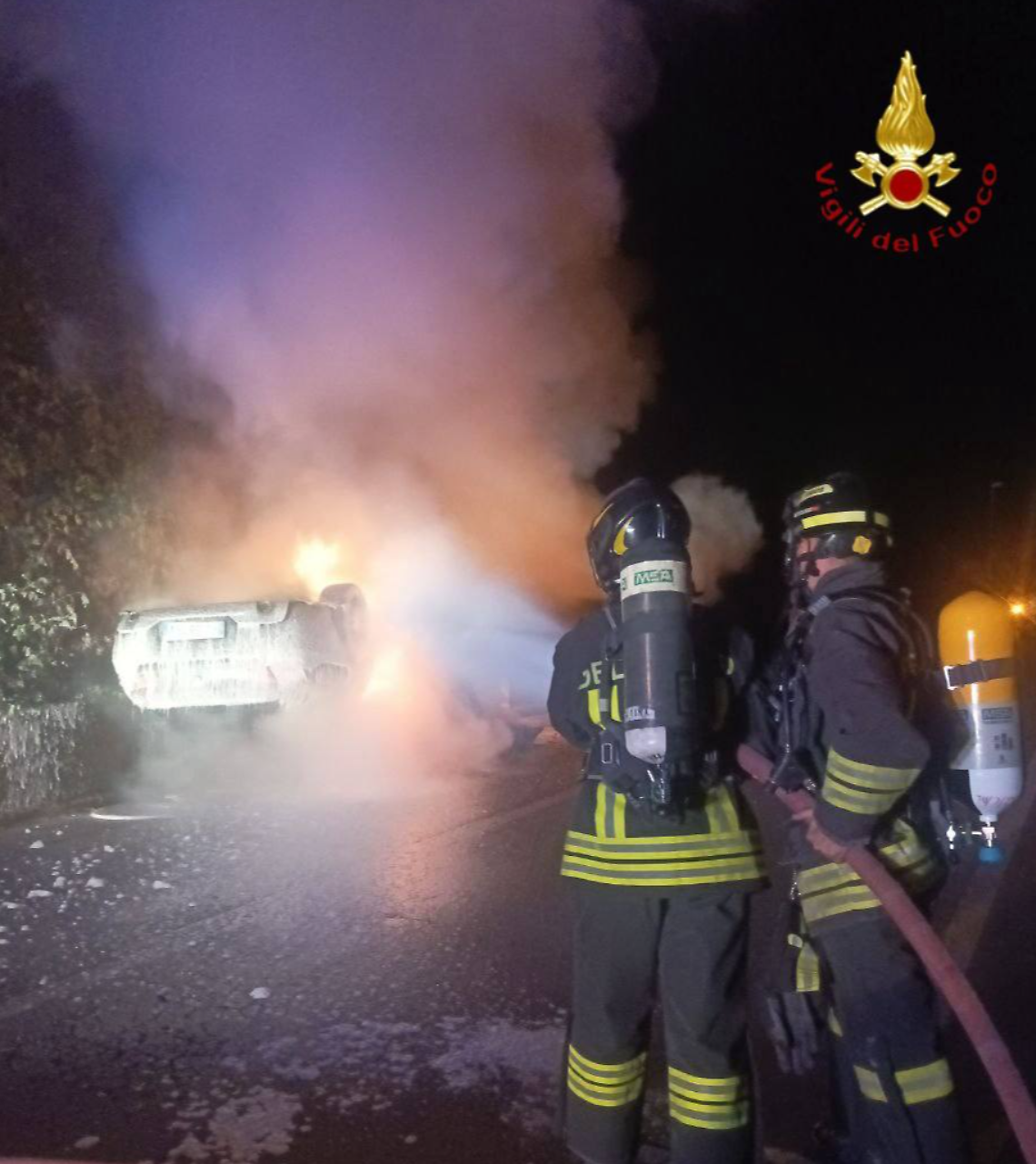 Incendio notturno a Susegana: un'auto si ribalta e prende fuoco, illese cinque persone