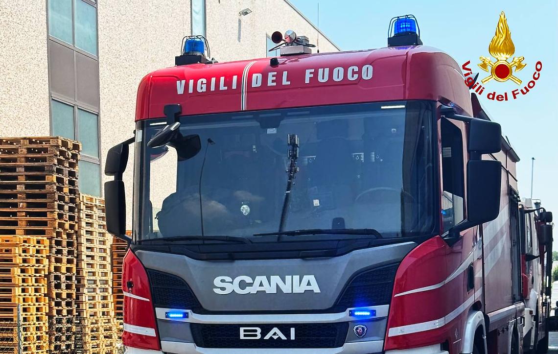 Incendio domato in uno stabilimento a Schiavon: intervento rapido dei Vigili del Fuoco evita danni maggiori e feriti
