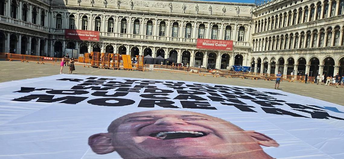 “Bezos, se puoi affittare Venezia, puoi anche pagare le tasse”: maxi lenzuolo di protesta in Piazza San Marco