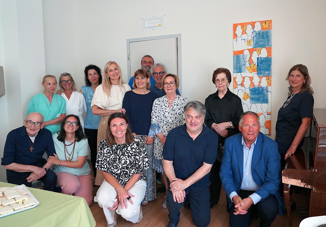 Un quadro per ringraziare l’hospice di Vittorio Veneto: un gesto di gratitudine che emoziona
