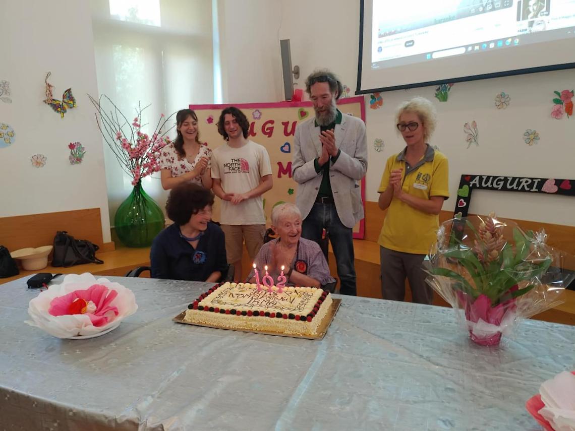 Foto dei festeggiamenti per il "compleanno record" della signora Lattari