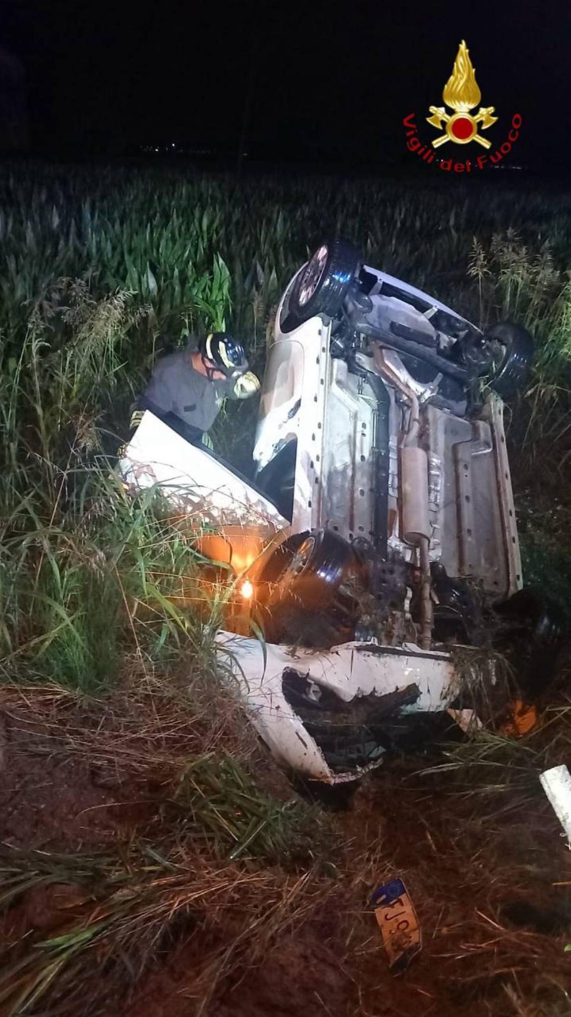Auto si capovolge a Roncade: 31enne soccorsa dai vigili del fuoco