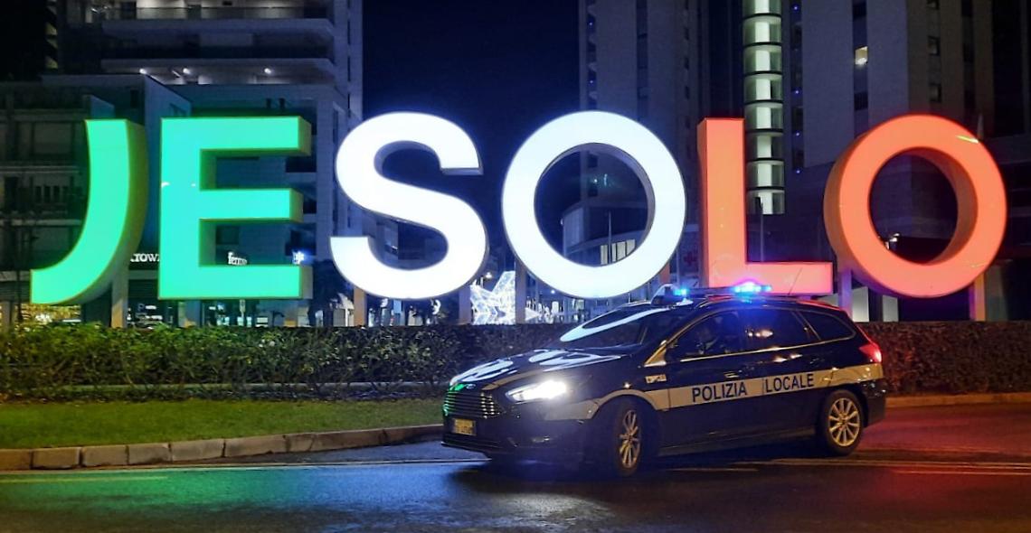 Jesolo, stretta sul commercio abusivo: maxi blitz della Polizia Locale contro degrado e irregolarità