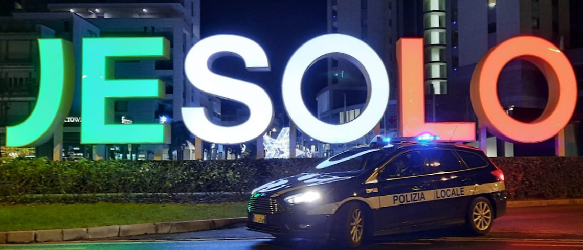 Jesolo, stretta sul commercio abusivo: maxi blitz della Polizia Locale contro degrado e irregolarit&agrave;