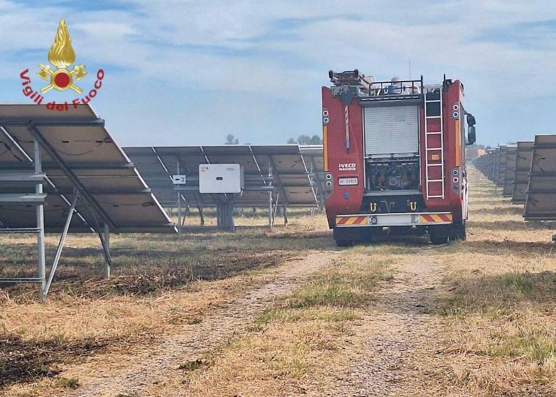 Badia Polesine, incendio di sterpaglie in un parco fotovoltaico
