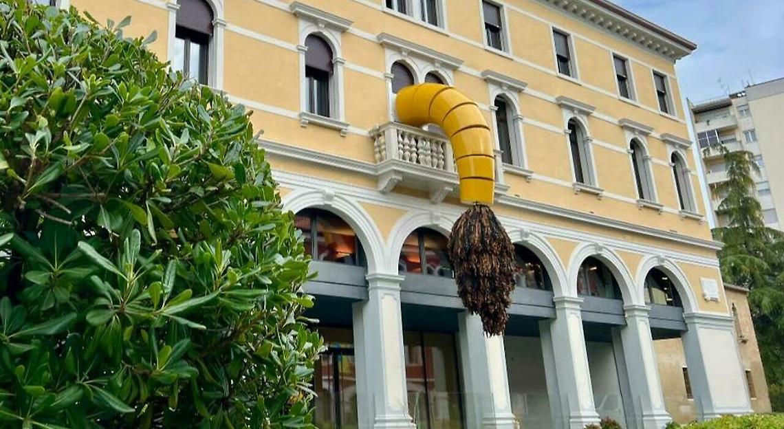 Mestre saluta la “Coda del Leone”: via l’opera simbolo dell’Emeroteca dell’Arte