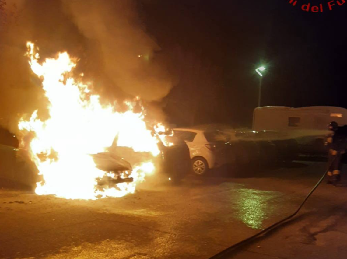 Carbonera, auto prende fuoco nella notte: danni anche a una seconda vettura