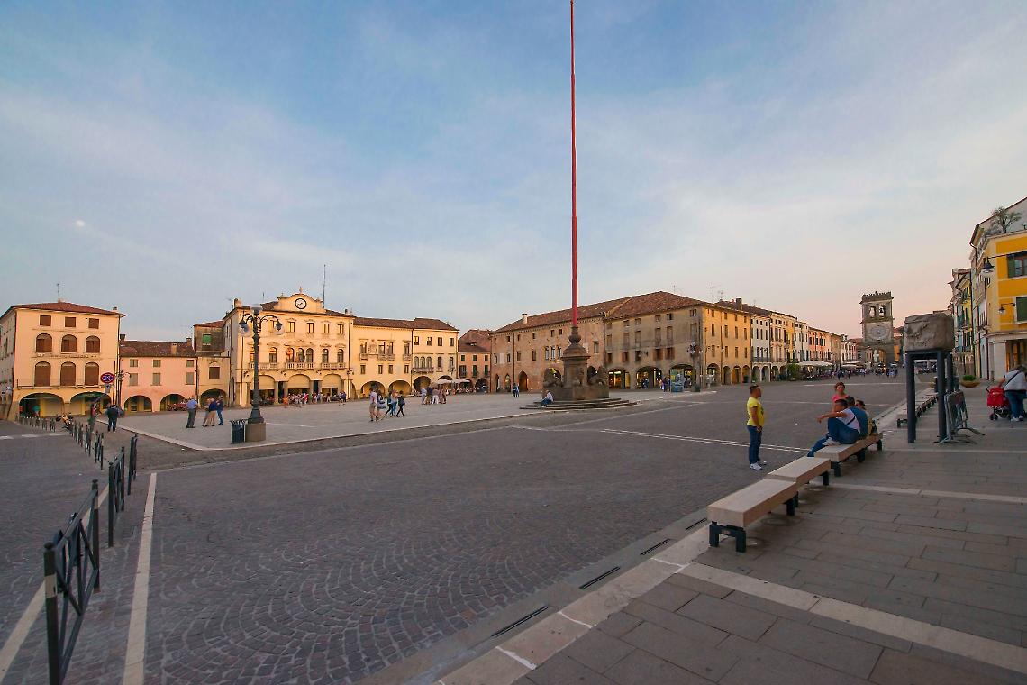 Este si illumina con “Shopping al Chiar di Luna” 2025