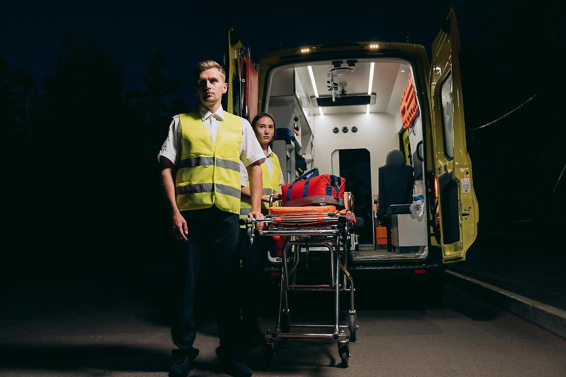 Aggressione a Paese: uomo sale sull’ambulanza e prende a calci l’autista