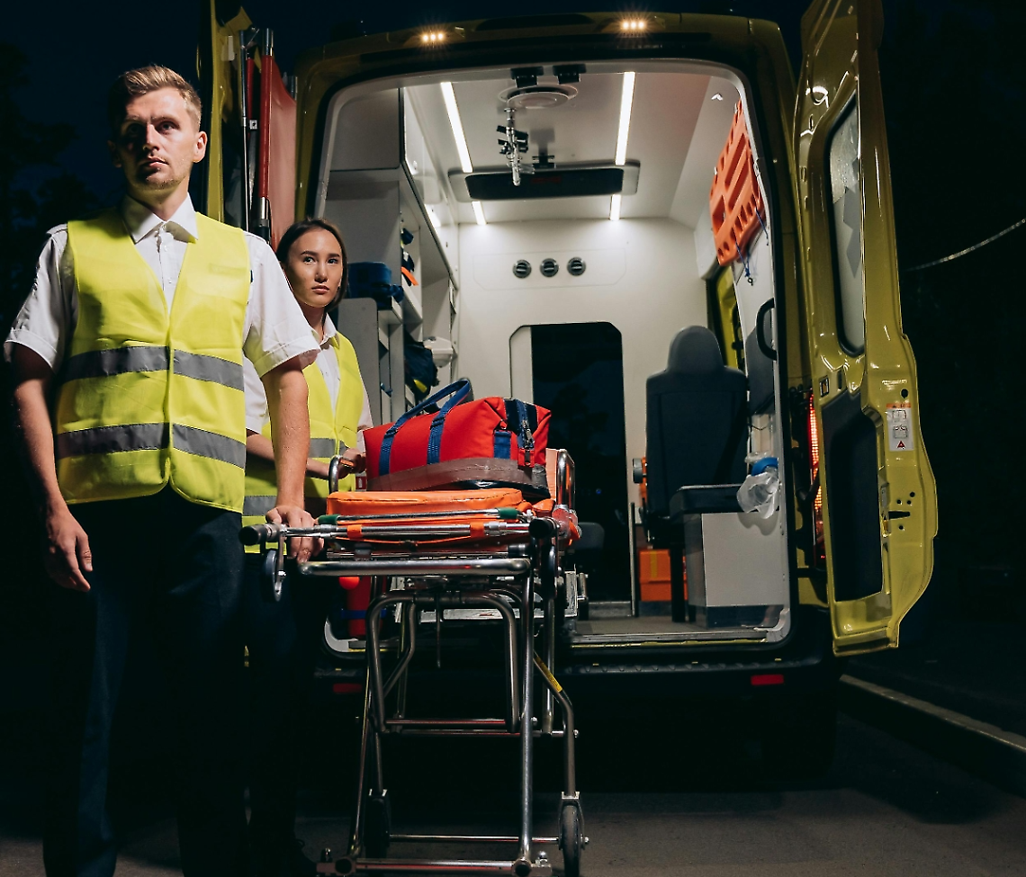 Aggressione a Paese: uomo sale sull’ambulanza e prende a calci l’autista