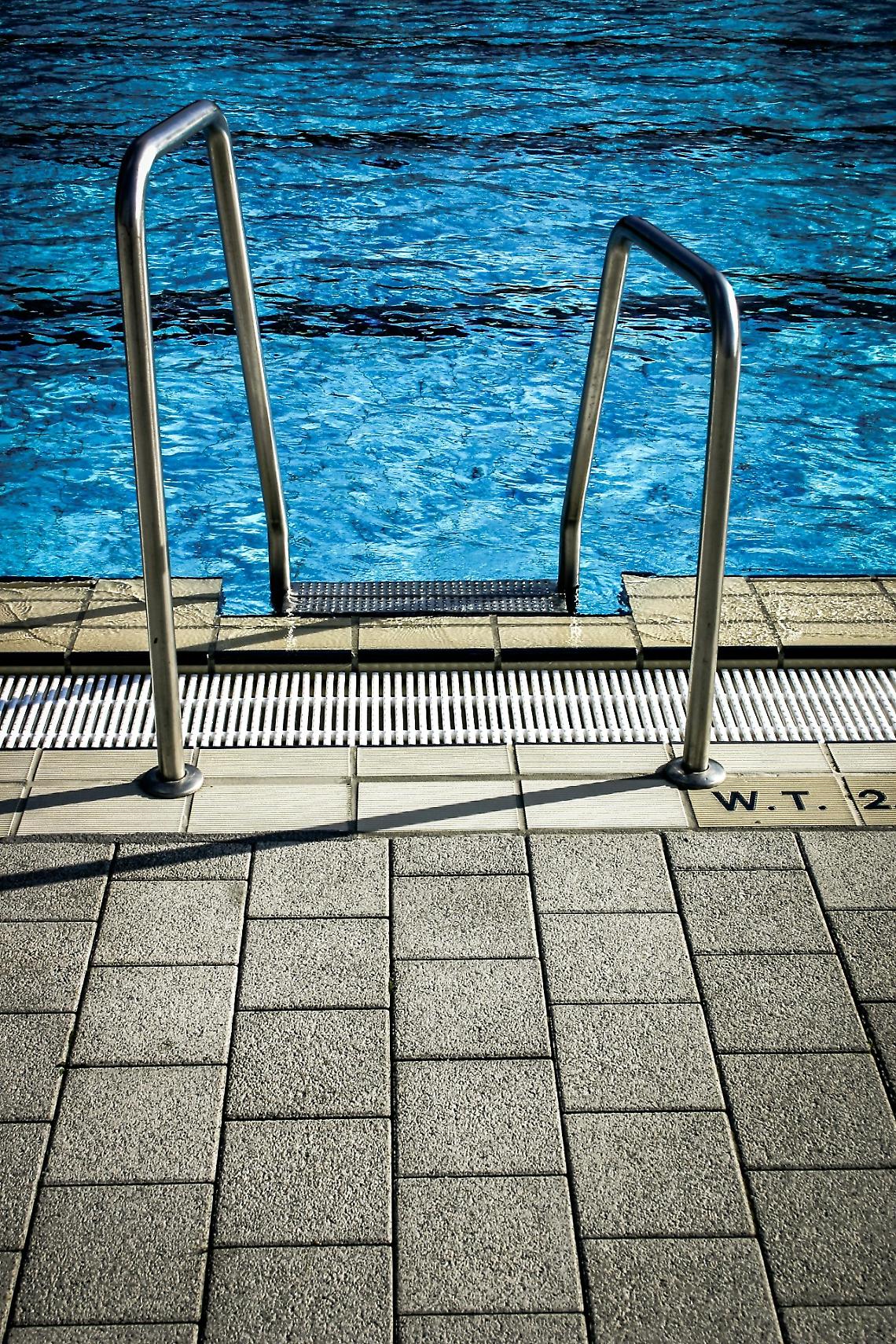 Lazise, bimbo di 2 anni muore dopo essere caduto in piscina: inutili i tentativi di salvarlo