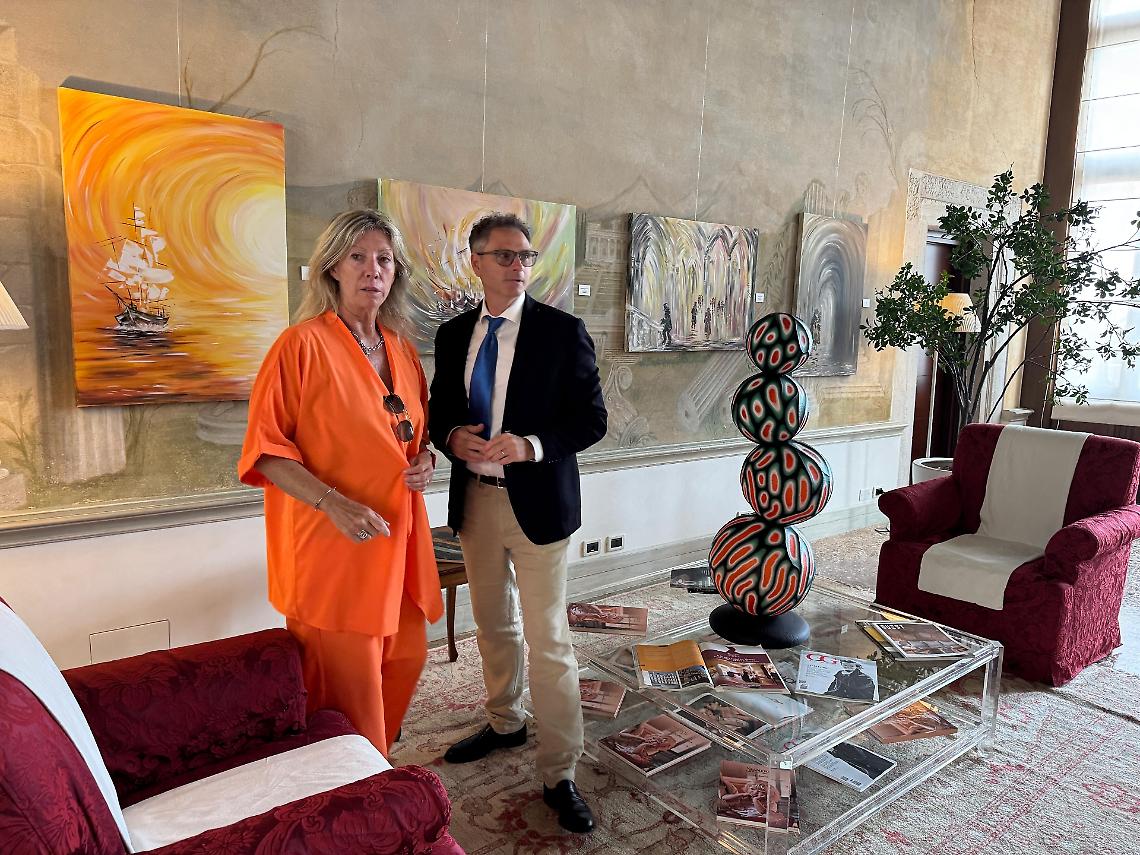 Venezia, al Ruzzini Palace l'esplosione di colori dei "Guizzi su tela" di Fabiana Toffano