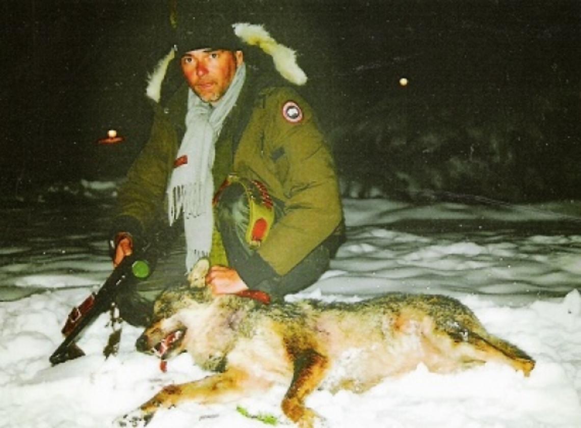 Un cacciatore abbatte un lupo. Si ricorda che l'abbattimento di lupi in Italia è al momento illegale