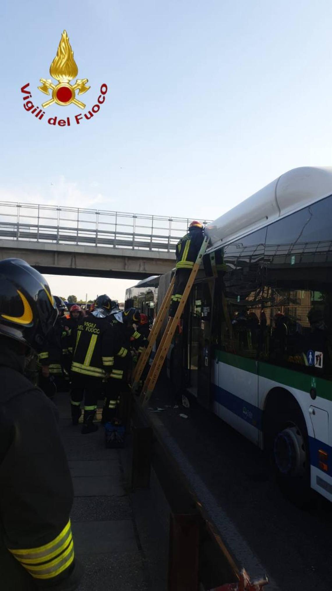 Mestre, autobus urta il cavalcavia Vempa: bombola di metano danneggiata e gas disperso