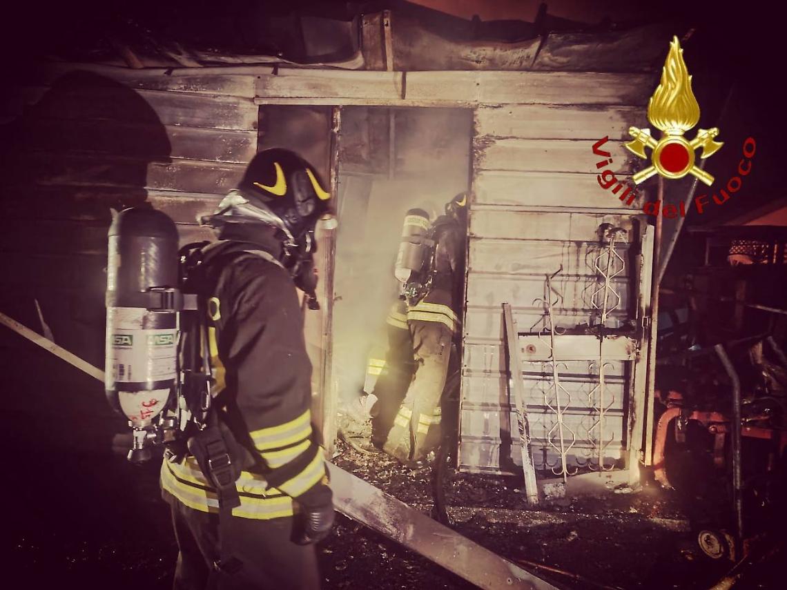 Maserada sul Piave, in fiamme un ricovero attrezzi nella notte