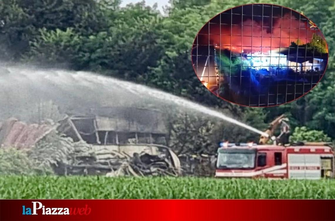 Villafranca Padovana, ancora in corso lo spegnimento dell'incendio al deposito