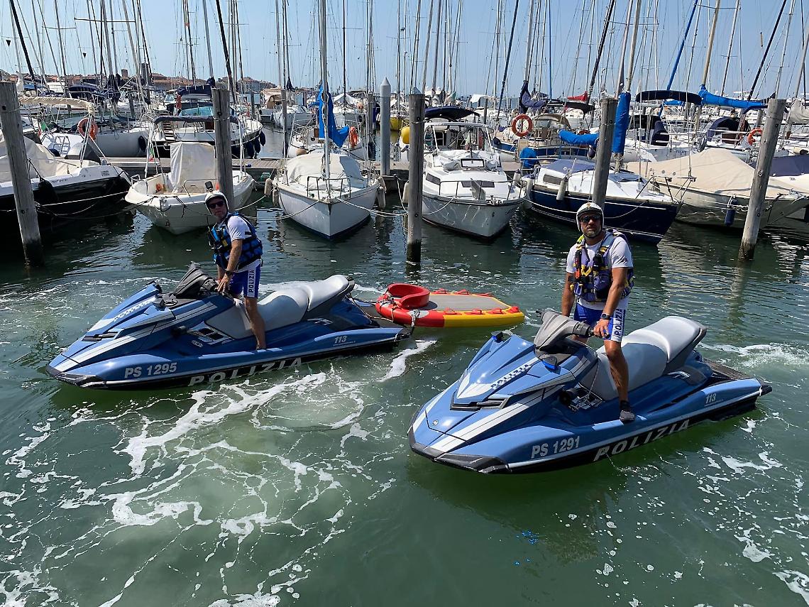 Chioggia, uomo rischia di annegare in mare: salvato dagli agenti della Polizia di Stato in moto d’acqua
