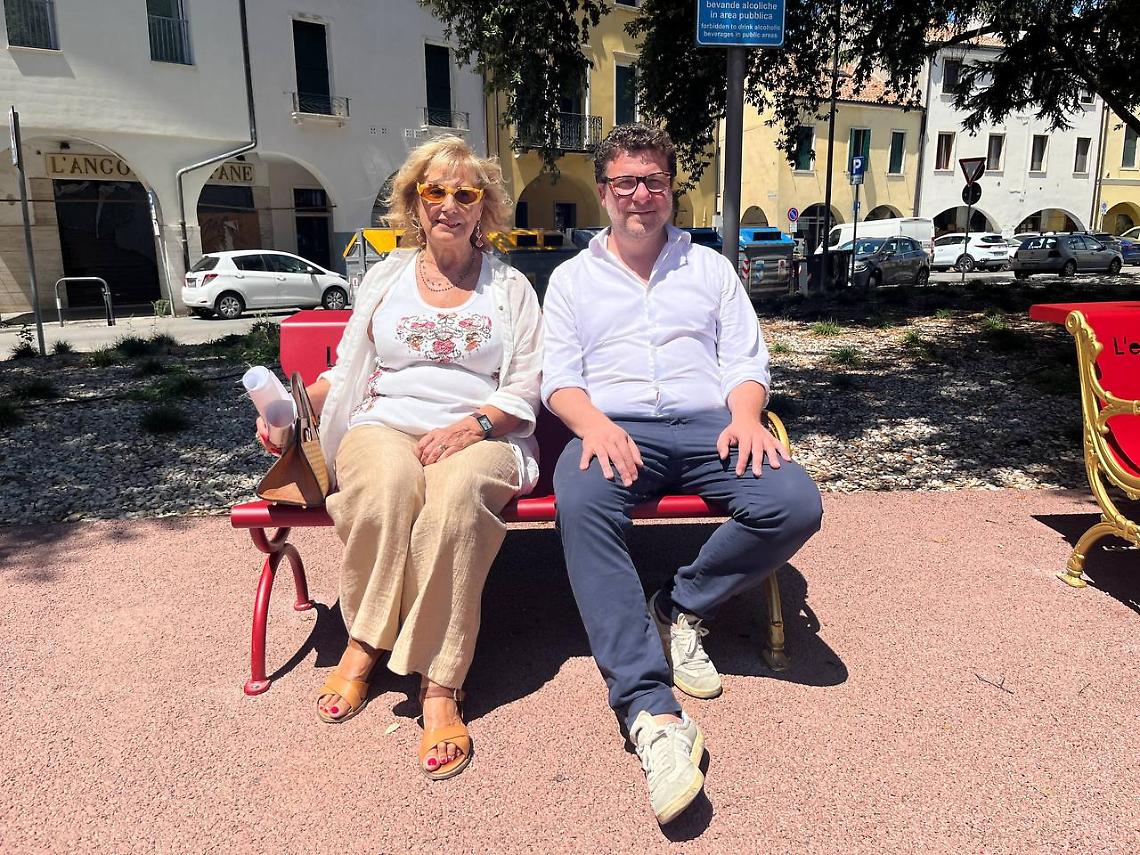 L'assessore Micalizzi all'inaugurazione con Albina Aurora Scala, presidente dell’Associazione Mazziniana Italiana ed ex preside dello storico liceo classico Tito Livio