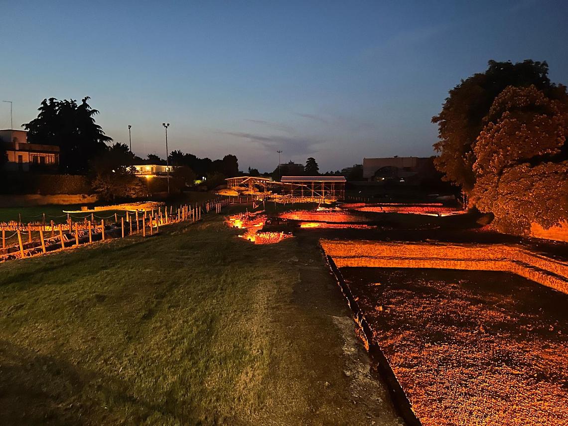 L'area archeologica di Montegrotto di sera