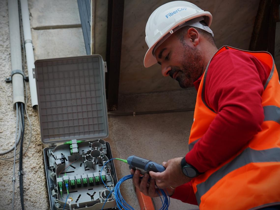 Tecnico FiberCop al lavoro