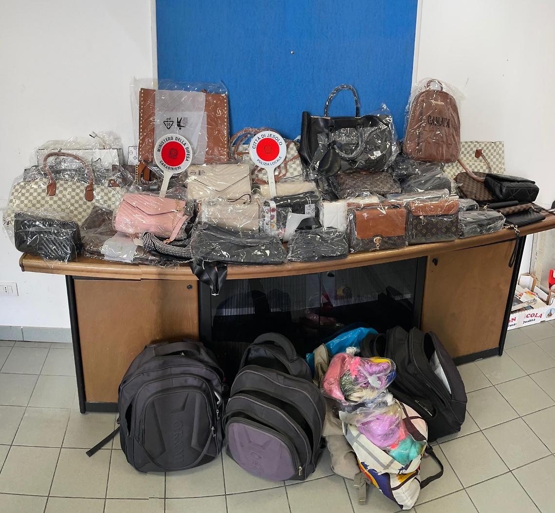 Jesolo, stretta contro l’abusivismo commerciale: sequestrati 200 articoli in una maxi operazione all’alba