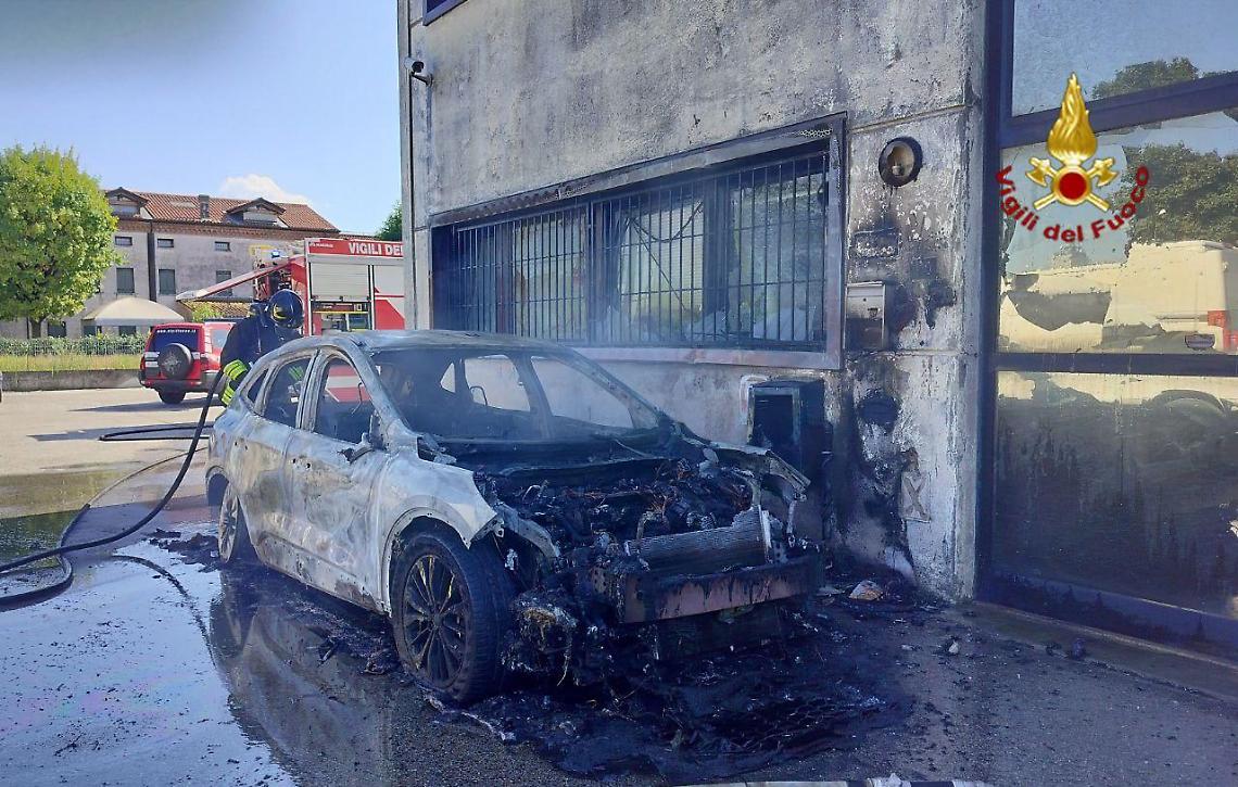 Auto ibrida in fiamme a Camisano Vicentino, fumo invade capannone adiacente