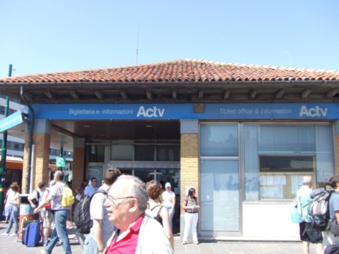 Lo sportello Actv a piazzale Roma