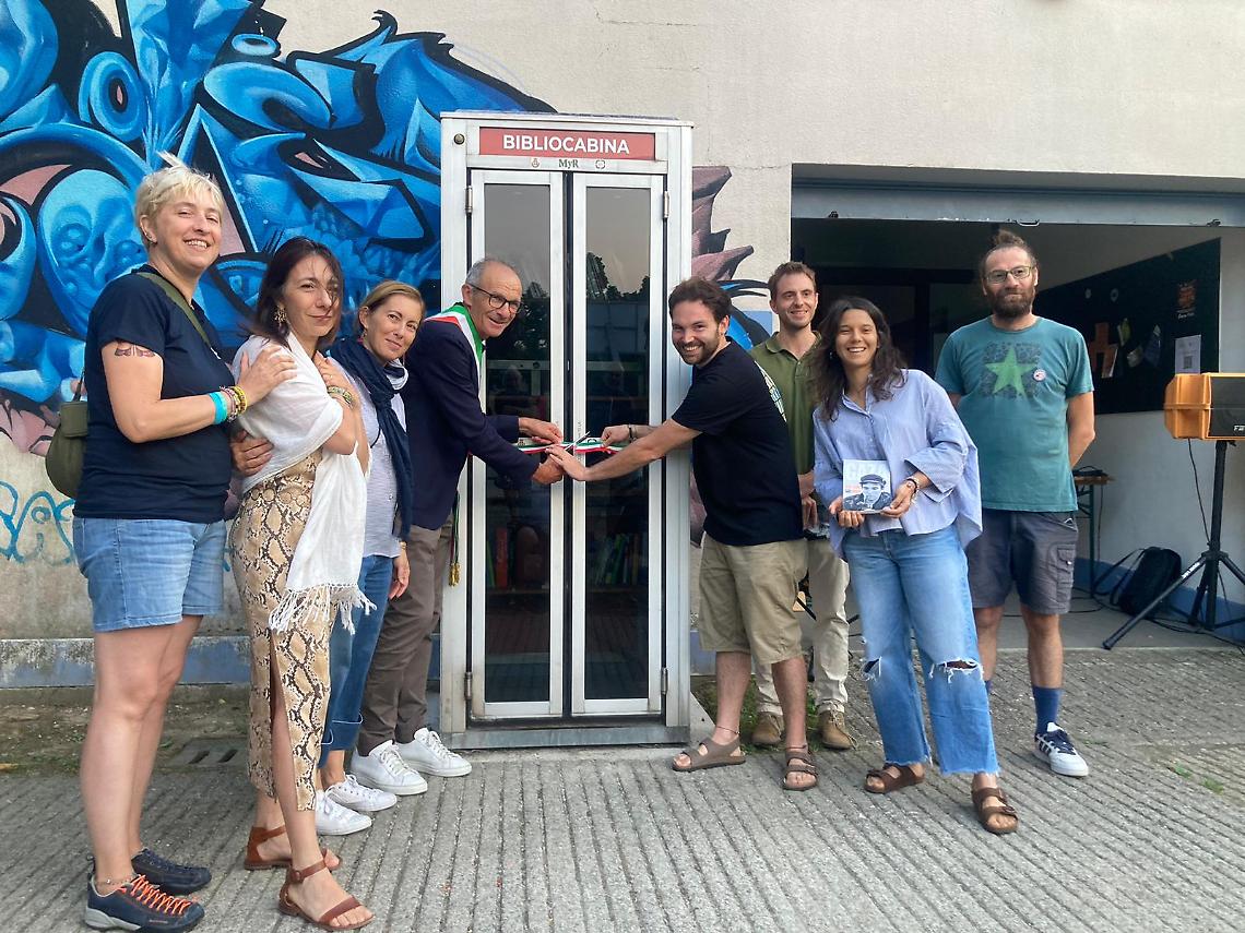 Mirano, al Rifugio Climatico inaugurata la Bibliocabina “Vittorio Arrigoni”