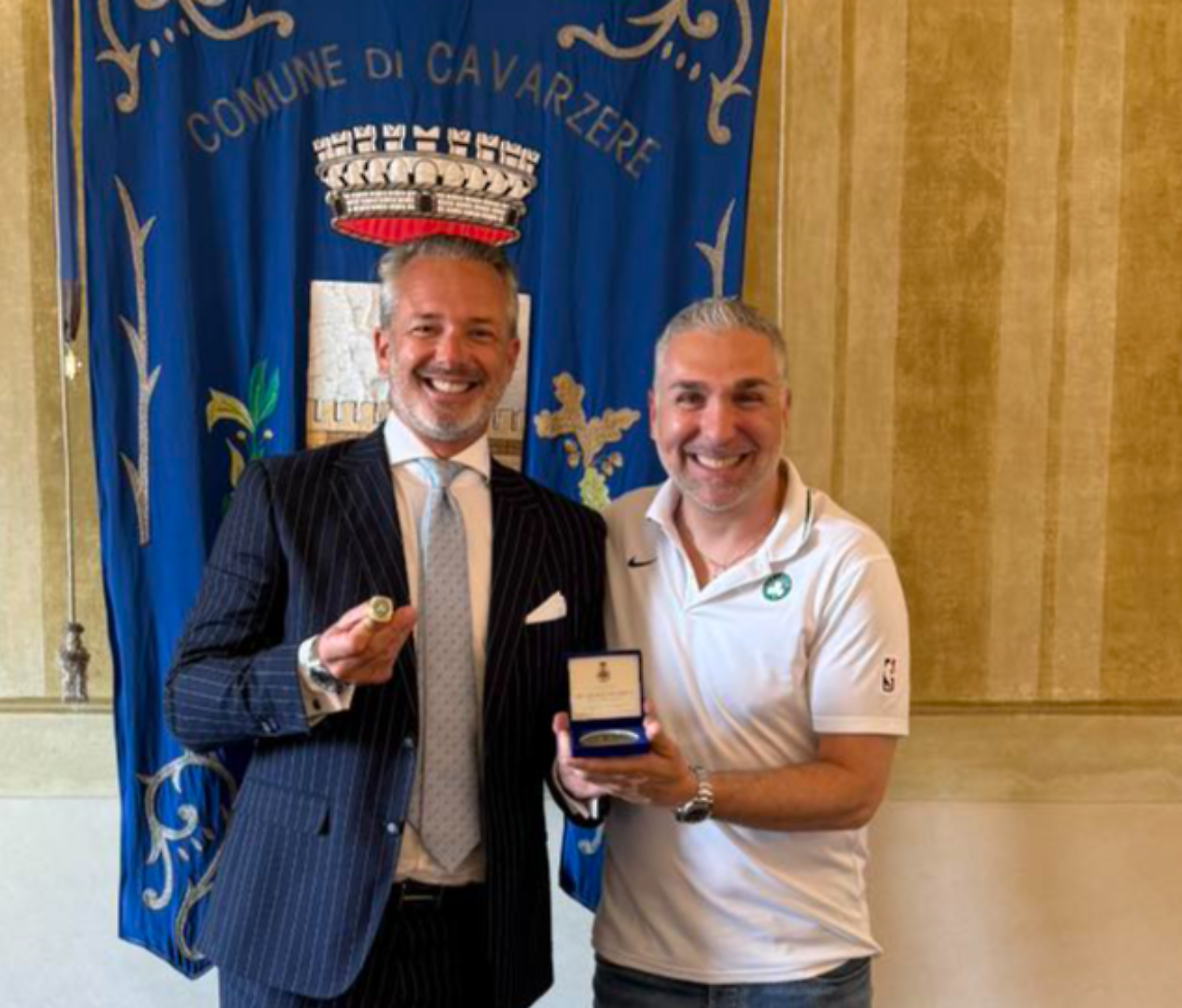 Il cavarzerano Giulio Caccamo, chef dei Boston Celtics campioni NBA 2024, in visita in Comune