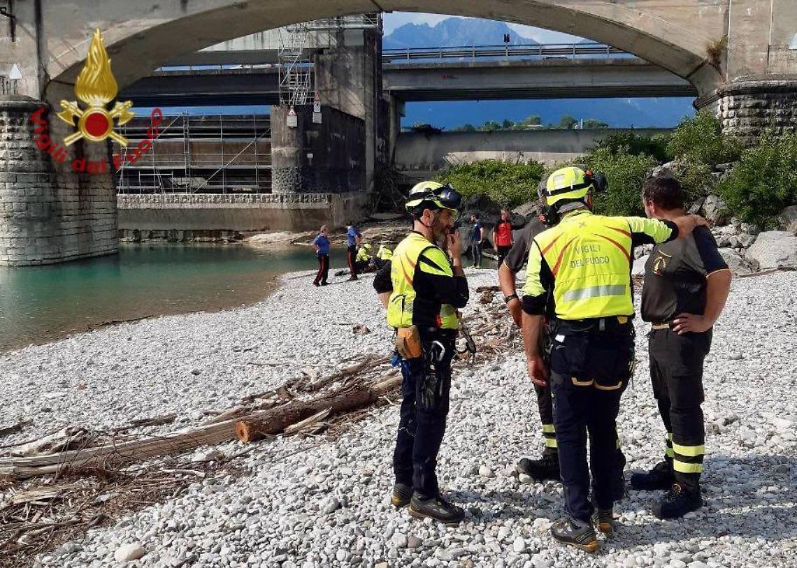 Tragedia sul Piave, muore una 15enne intrappolata tra i massi di un ponte