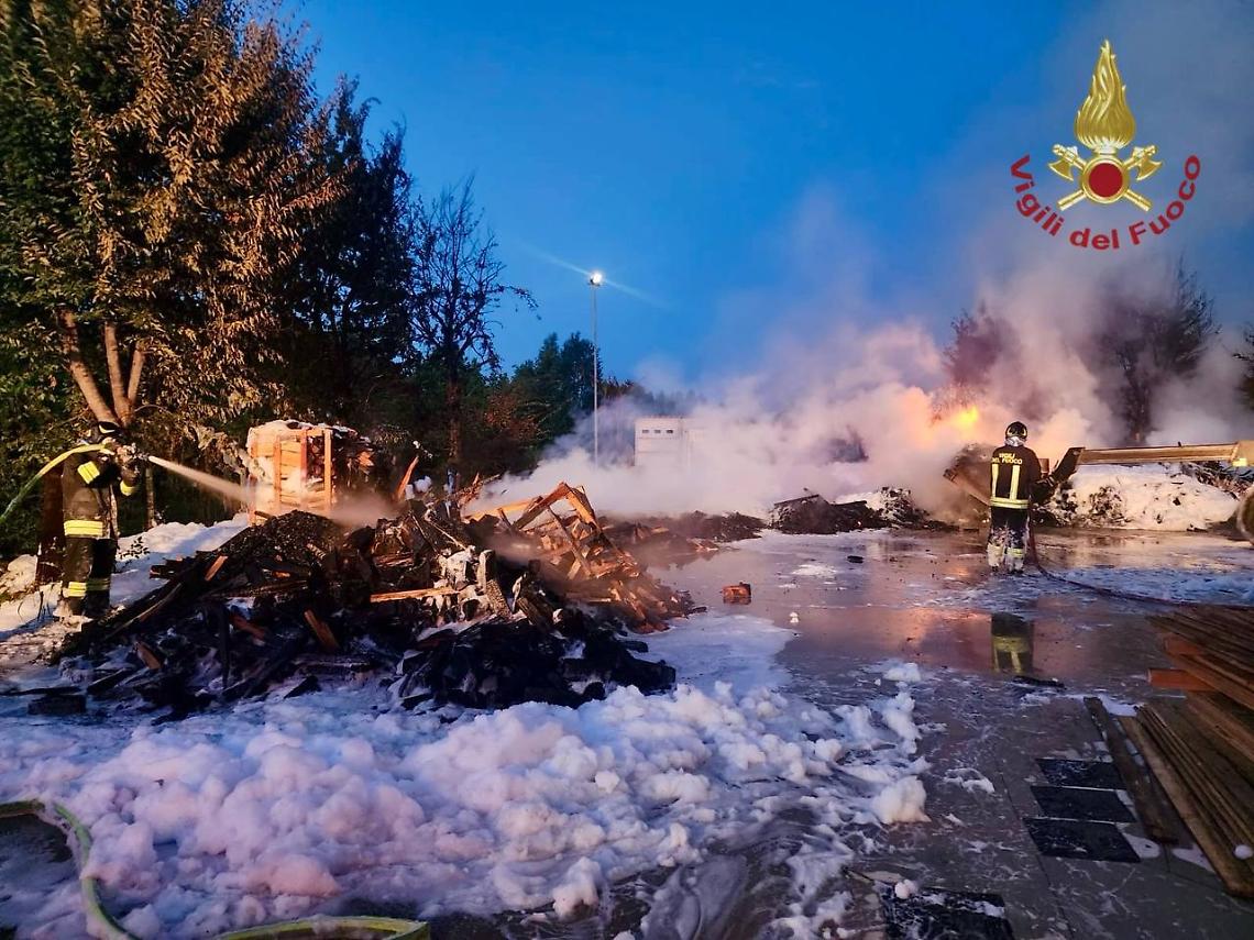 Incendio notturno a Santa Giustina in Colle: a fuoco materiale ligneo fuori da un’azienda di combustibili