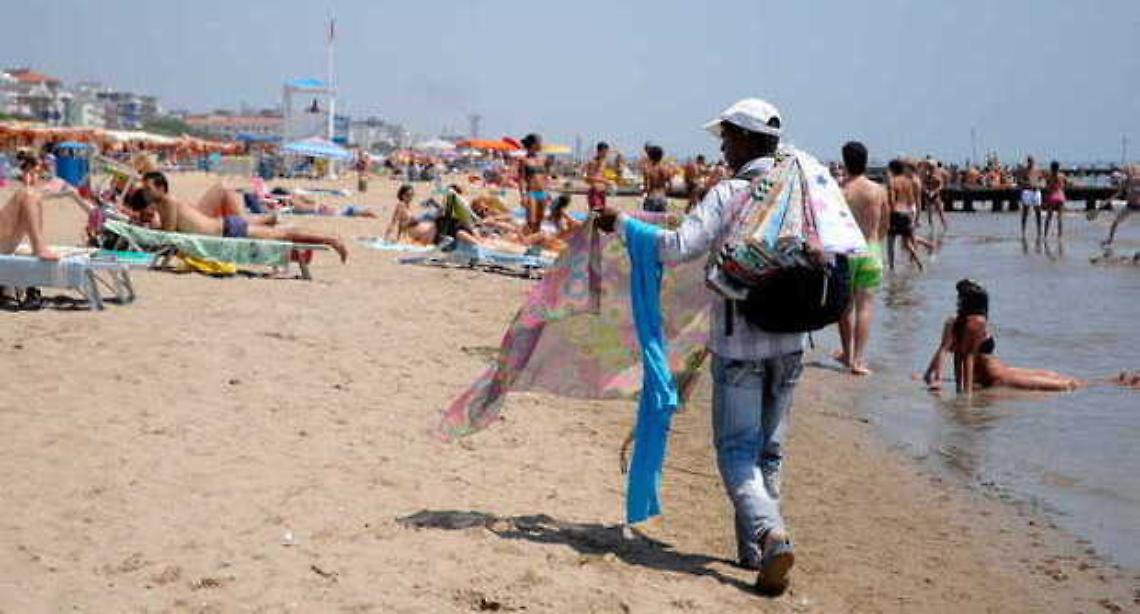 Un venditore abusivo a Sottomarina