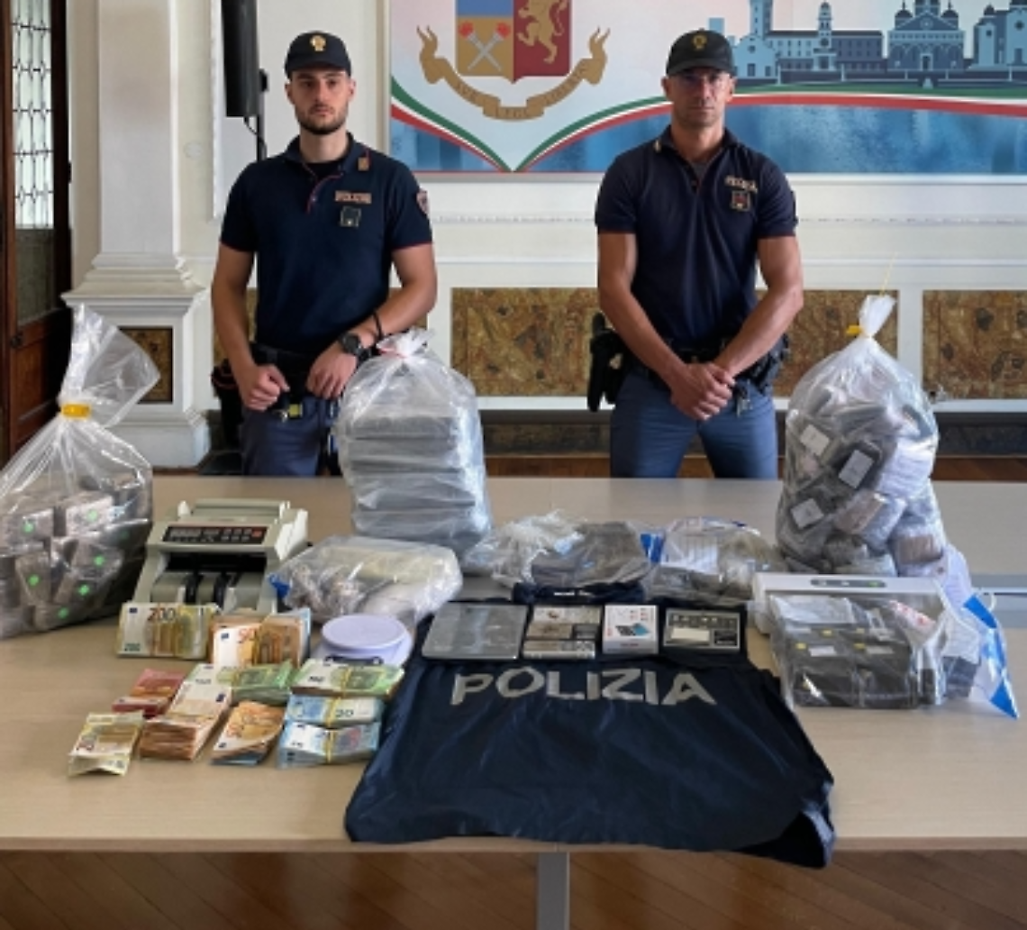 Padova, scoperto deposito della droga: arrestato un uomo con 40 kg di stupefacenti e 64mila euro in contanti