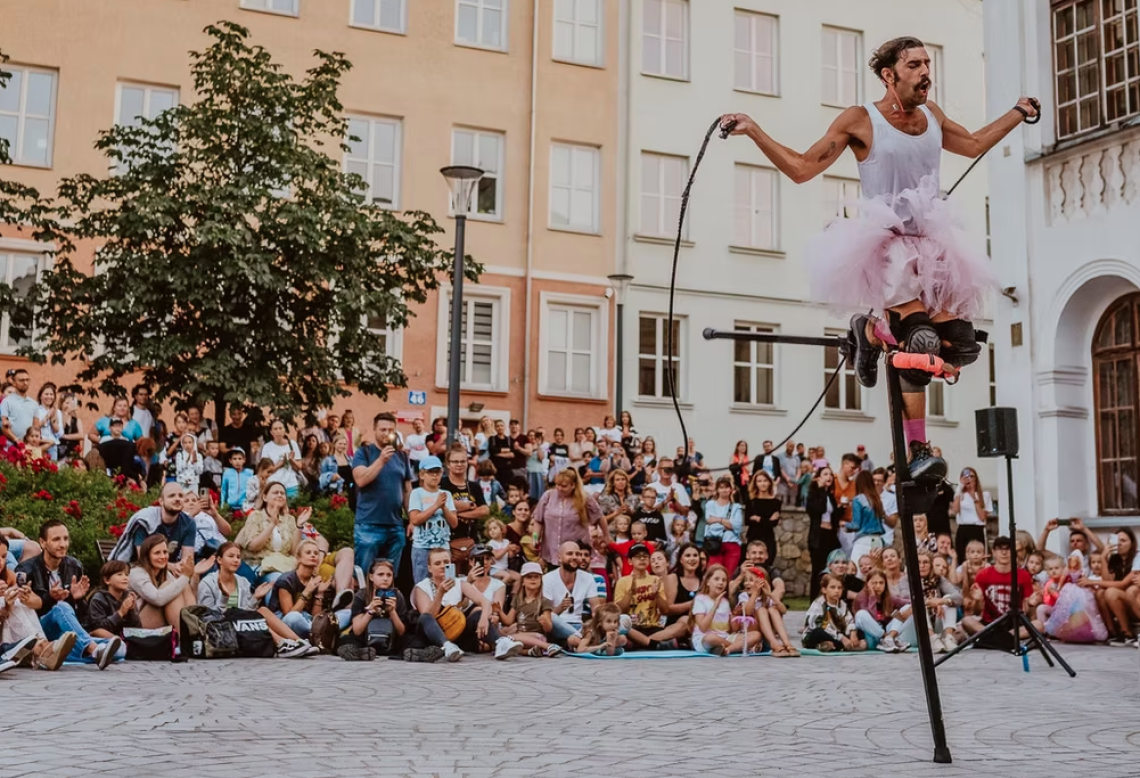 Noale, arriva Andy Spigola, playboy comico che balla sui trampoli in piazza a Briana