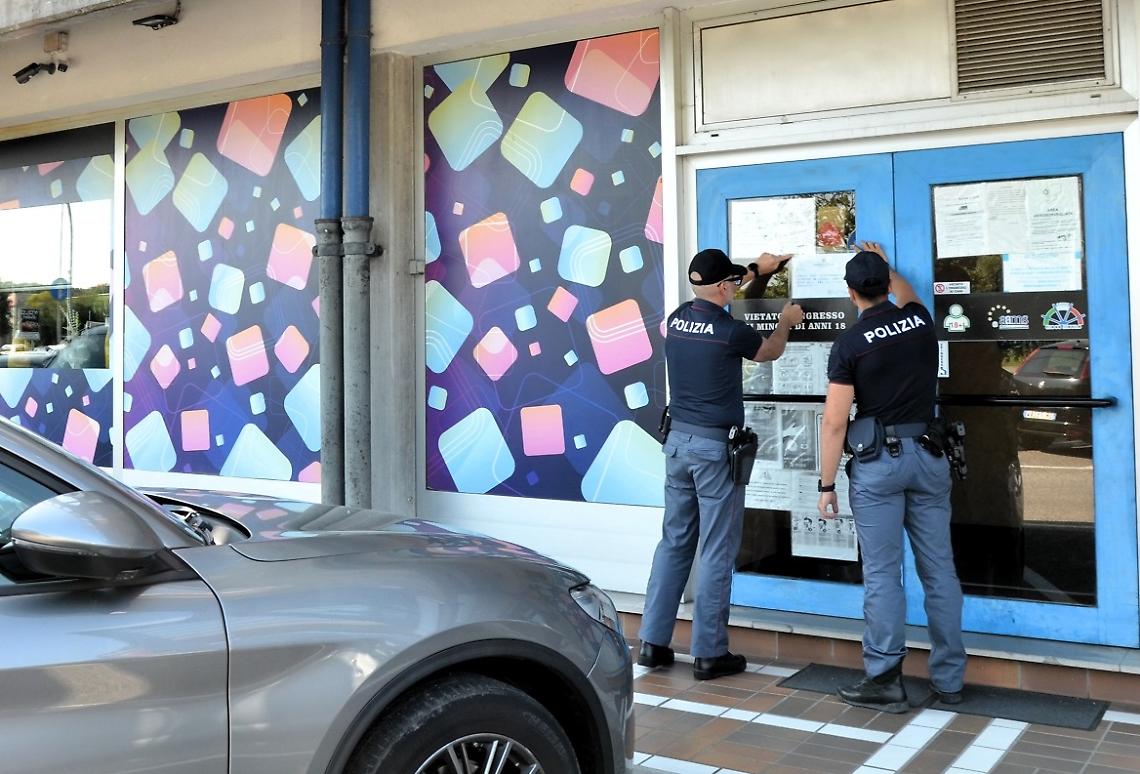 Gli agenti notificano la chiusura della struttura