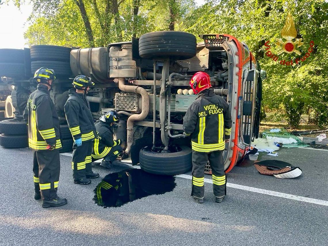 Marghera, camion si ribalta in via Cruto: ferito l'autista
