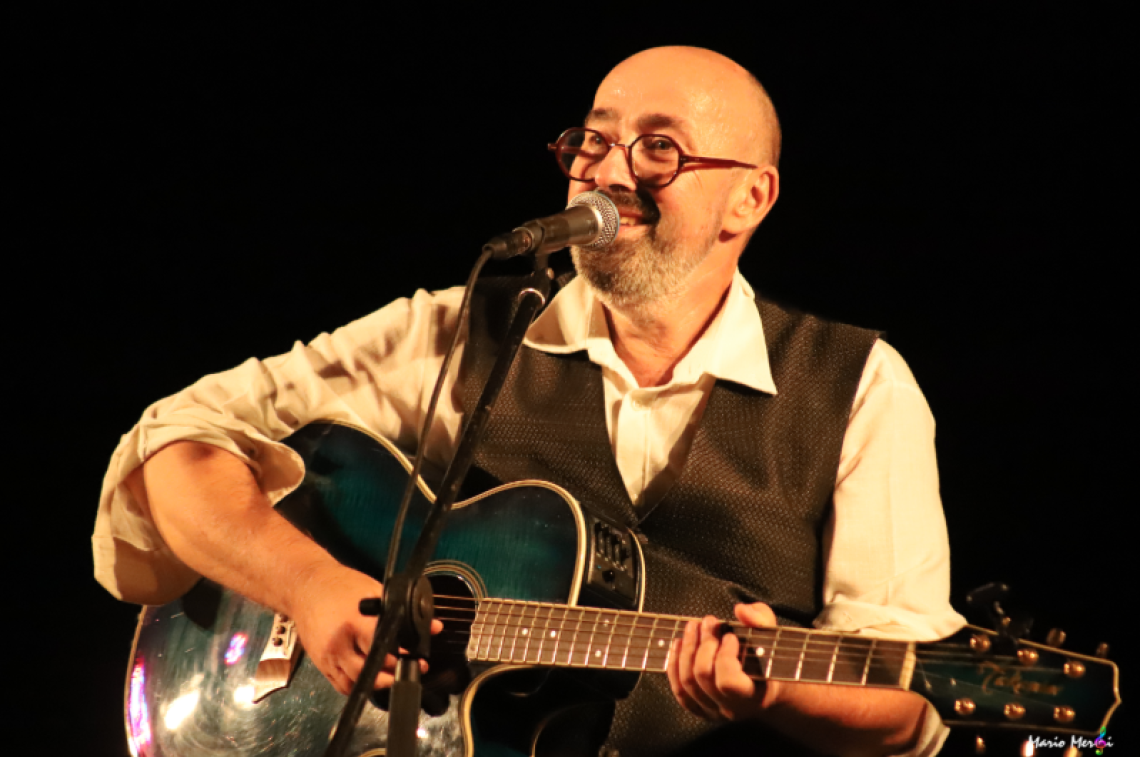 Note d’autore tra le Dolomiti: Michele Fenati canta Dalla e Battisti a Bosco Verde