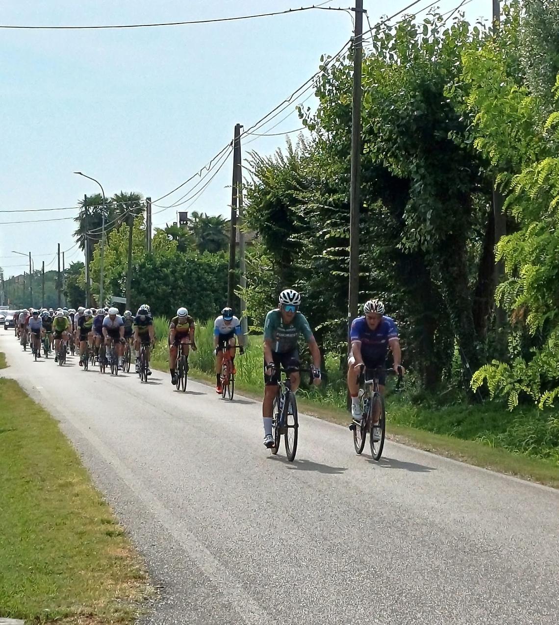uno dei momenti della gara ciclistica 
