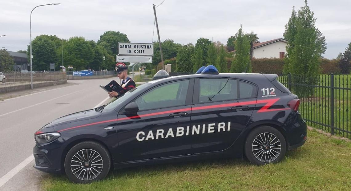 Santa Giustina in Colle, ubriaco alla sagra minaccia il barista con un coltello: denunciato 