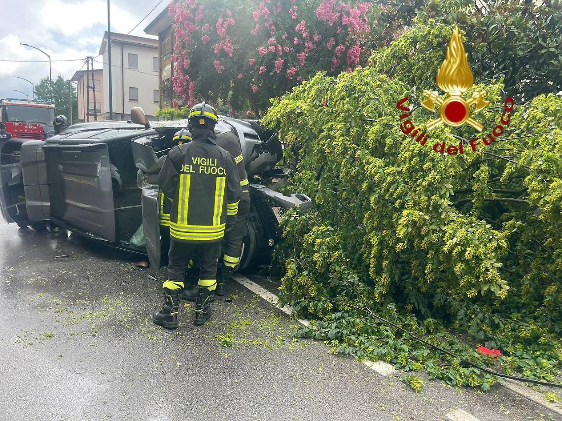 Treviso, auto si ribalta e abbatte un albero: ferito il conducente