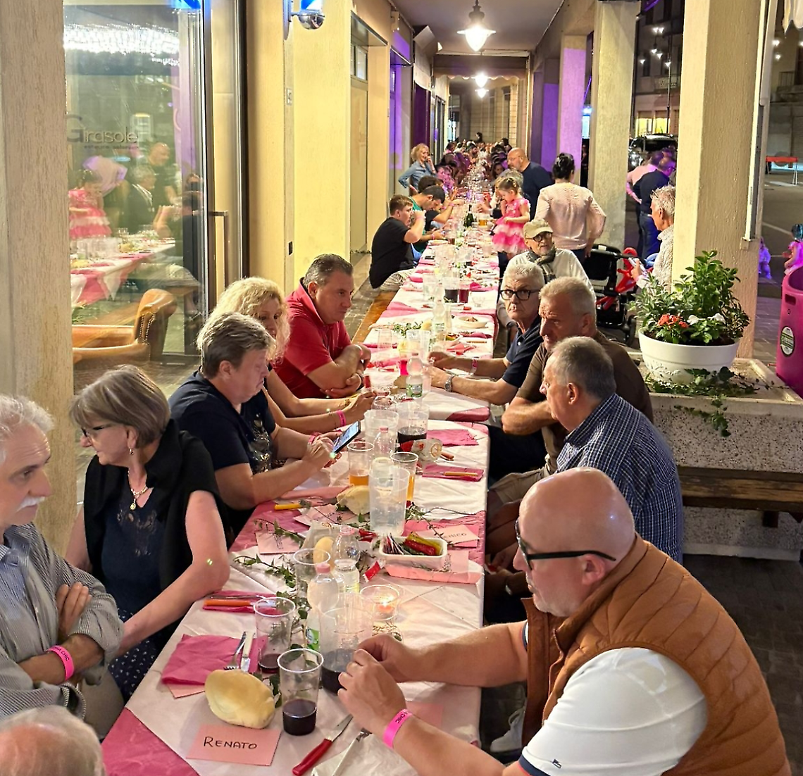 Successo per la Porchettona Chic: via dei Martiri si trasforma in una tavolata elegante sotto le stelle