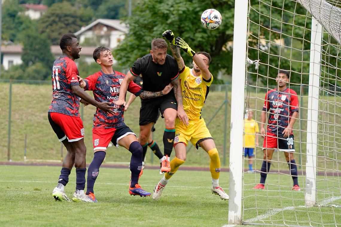 Il Venezia travolge la Torres 5-0 a Longarone: Casas show, Adorante segna ancora