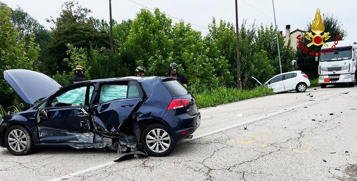 Violento scontro tra due auto a Lanzè: feriti i conducenti