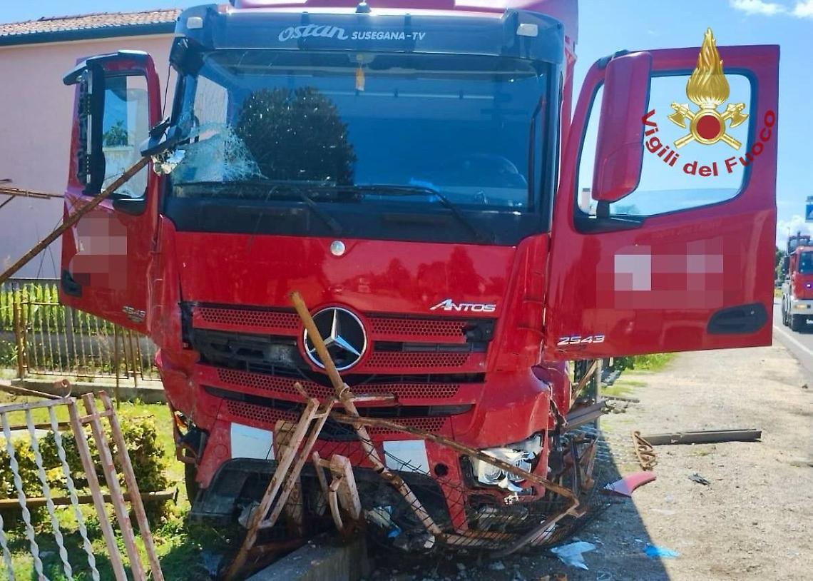Camion esce di strada a Fossò: autista colto da malore, soccorso dai Vigili del fuoco